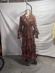Détail de robe en mousseline paisley rouge avec ourlet à volants et col à nouer