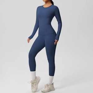 Détails de l'ensemble de sport bleu marine extensible avec haut manches longues