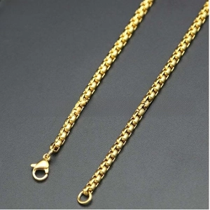 Vue détaillée d'un collier à mailles carrées dorées avec un fermoir mousqueton solide