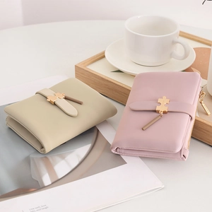 Kurze PU-Ledergeldbörsen in Beige und Rosa mit kreativem goldenem Puzzleschnallen-Detail