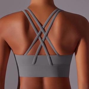 Dettaglio del reggiseno sportivo grigio con spalline incrociate e tessuto opaco senza cuciture