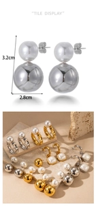 Détail de boucles d'oreilles perles avec dimensions 3,2 cm x 2,8 cm sur pierre
