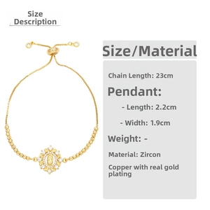 Détail du bracelet pendentif Vierge Marie avec zircons blancs et chaîne dorée réglable
