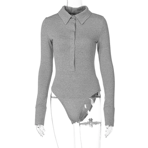 Détail d'un body gris à manches longues avec col polo et décolleté boutonné élégant