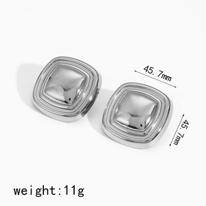 Détail macro de boucles d'oreilles carrées argentées avec dimensions 45,7 mm et poids 11 g