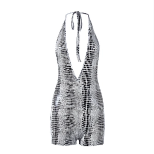 Detailaufnahme eines Neckholder-Jumpsuits mit schwarz-weißem Schlangenmuster-Print