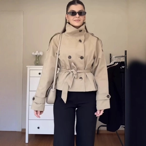 Trench-coat court kaki à double boutonnage avec ceinture et col à revers pour femme
