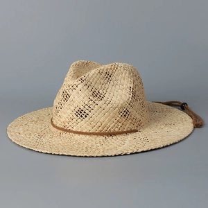 Détail d'un chapeau de paille bohème avec texture tressée naturelle et cordelette