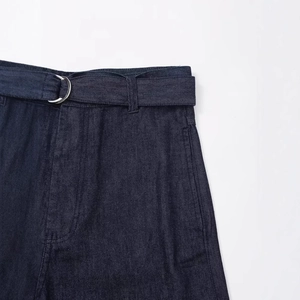 Pantalon en jean bleu foncé avec un design à la taille et anneaux en D métalliques chic