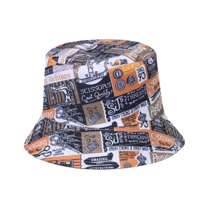 Détail de l'imprimé couture vintage avec ciseaux et machines sur le chapeau bob