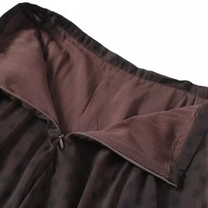 Detailansicht des unsichtbaren Reißverschlusses und der Taille am Polka-Dot-Chiffonrock