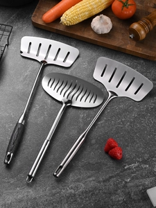 Dreiteiliges Küchenhelfer-Set aus Edelstahl mit Rosenholzgriff auf einer Marmorplatte