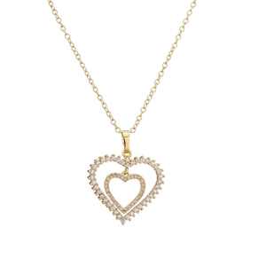Collier double cœur doré avec zircons étincelants et ailes sur fond blanc pur