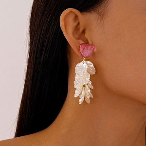 Boucles d'oreilles fleurs élégantes avec cœur rose et pétales blancs en cascade