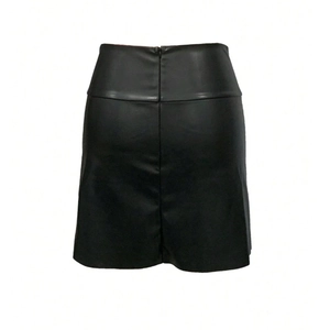 Vue arrière d'une mini-jupe noire asymétrique en similicuir avec fermeture éclair invisible