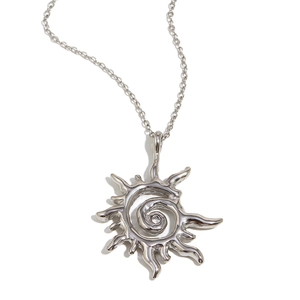 Collier avec pendentif soleil argenté au design en spirale sur une chaîne fine élégante