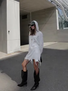 Ensemble urbain sweat à capuche et mini-jupe en maille blanche effet déchiré