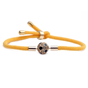 Bracciale regolabile in corda gialla intrecciata con perla a pallone in smalto e cristalli