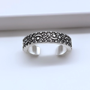 Bague ajustable vintage avec motifs lune et étoile en relief sur argent oxydé