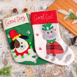 Calze di Natale con ricamo Good Dog e Good Cat su uno sfondo di legno in stile rustico