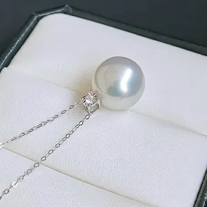 Collier avec pendentif perle ronde blanche et bélière diamantée sur cuir blanc