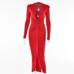 Détail d'une robe rouge à manches longues avec décolleté en V plongeant et taille ajustée