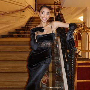 Détail de la robe en velours avec dentelle à la taille et gants longs assortis