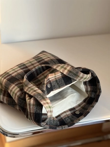 Vue détaillée de l'intérieur du sac cabas en laine à carreaux avec bouton pression