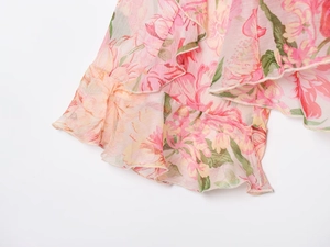 Dettaglio del tessuto in chiffon a fiori rosa con orlo a balze a strati sottili