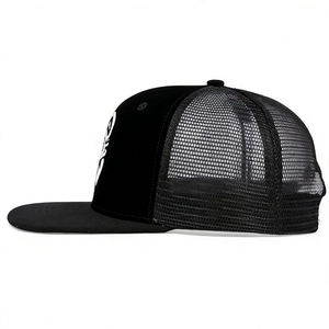 Schwarze Retro Trucker Kappe mit Bart-Stickerei und flachem Schirm im Mesh-Design
