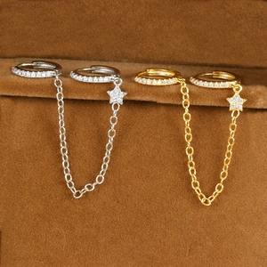 Dettaglio degli orecchini a stella in argento S925 oro e argento con zirconi brillanti