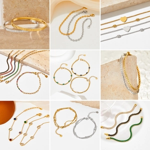 Vue détaillée d'un ensemble de bracelets en acier inoxydable et pendentifs cœur variés
