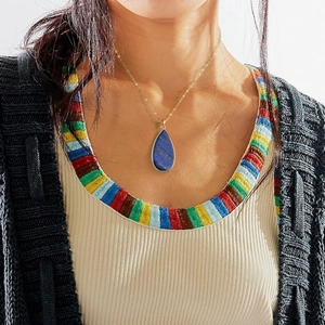 Collier en acier doré avec pendentif en pierre de lapis-lazuli bleue en forme de goutte