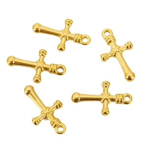 Detailansicht von fünf Vintage-Edelstahl-Kreuzanhängern in Goldoptik für DIY-Schmuck