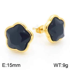 Détail de boucles d'oreilles trèfle noir 15mm dorées, vue sur les dimensions et 9g