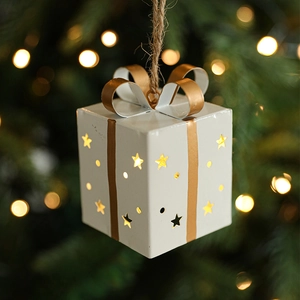Boîte cadeau lumineuse blanche avec étoiles et nœud doré pour décor de sapin de Noël