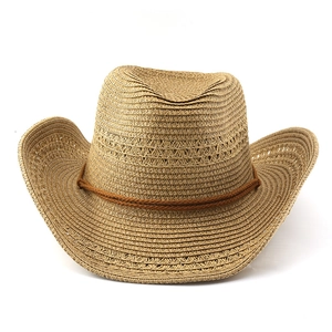 Gros plan détaillé sur la texture du chapeau de paille avec ruban de corde tressé marron