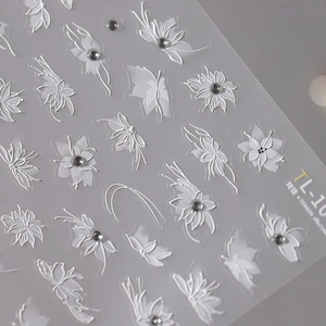 3D-geprägte weiße Blumen-Nagelaufkleber mit Strass-Dekor auf halbtransparentem Hintergrund