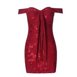 Detailaufnahme des roten floralen Jacquard-Stoffs und der Schleife am Mini-Kleid