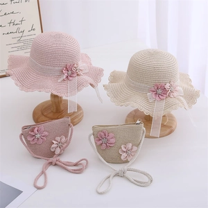 Ensemble chapeau de paille d'été pour enfants avec sac bandoulière et détails floraux