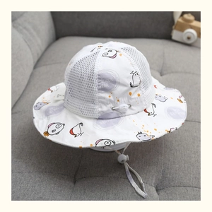 Dettaglio del cappello da sole per neonati con rete e motivi colorati di pesci