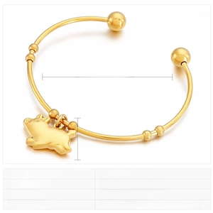 Vue détaillée du bracelet jonc cochon doré montrant les dimensions 62x2mm en acier inox