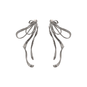 Boucles d'oreilles nœud en métal liquide argenté pour un look de mode minimaliste