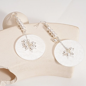 Élégantes boucles d'oreilles perles en résine blanche avec grands pendentifs ronds