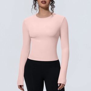 Gros plan du t-shirt de yoga rose à manches longues en maille respirante ajustée