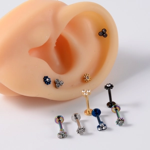 Gros plan de piercings labret fleur en acier inoxydable avec zircons sur un modèle d'oreille