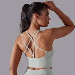 Détail du soutien-gorge de sport vert menthe avec dos croisé et texture côtelée douce