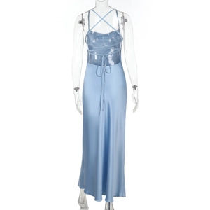 Détail de la robe dos nu en satin bleu clair montrant la texture brillante et les sangles