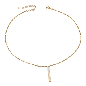 Elegante collana in acciaio al titanio dorato con ciondolo rettangolare verticale e inserto in madreperla