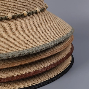 Detailaufnahme von Bast-Sonnenhut mit Holzperlen und bunten Krempen-Optionen